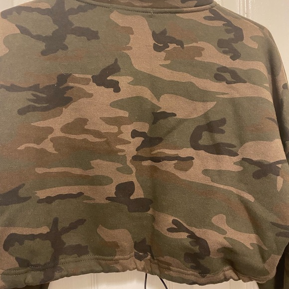 Cropped Camouflage pullover hoodie Very cute & trendy sz small - Picture 5 of 8